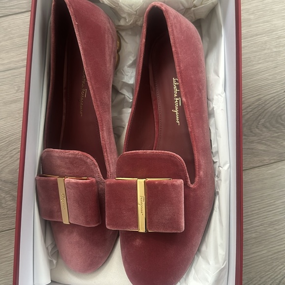 Ferragamo Flats -NEW - Picture 5 of 7